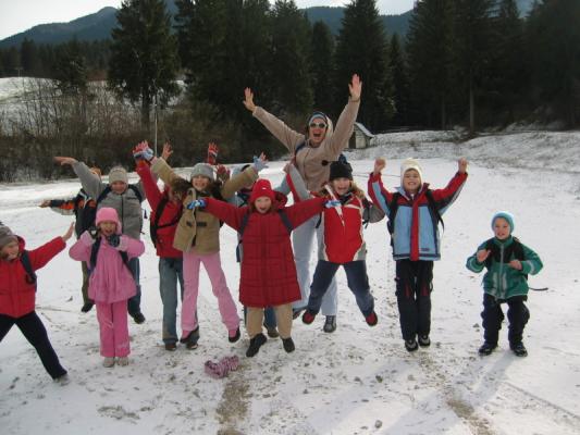 Ko rečem  Tri, štiri, zdaj , skočite proti nebu. Jeeeeeeee....