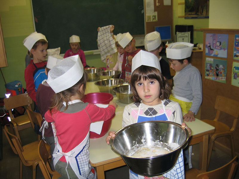 NARAVOSLOVNI DAN peka kruha 2008 008